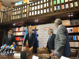 El conselleiro Conde y el presidente del CSIC, Lora-Tamayo, firman un contrato