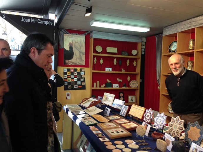 El portavoz municipal del PSOE de Sevilla, Juan Espadas, con los artesanos