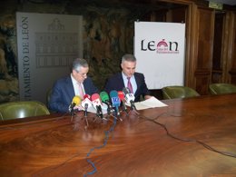 El alcalde  y el responsable de La Caixa