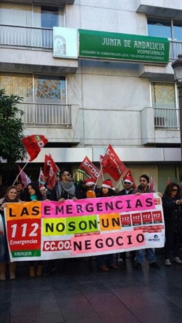 Trabajadores de 112 de Sevilla protestan en la Plaza Nueva
