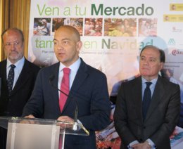 García Legaz con León de la Riva (I) y Tomás Villanueva (D) detrás