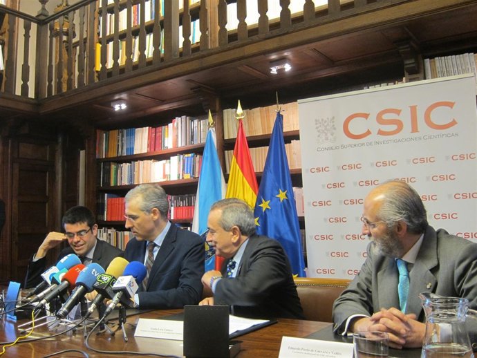 El conselleiro de Economía, F. Conde, durante la firma de un acuerdo con el CSIC