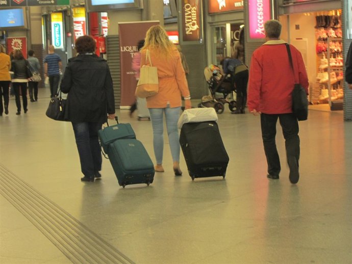Viajeros en la estación de Atocha (Madrid)