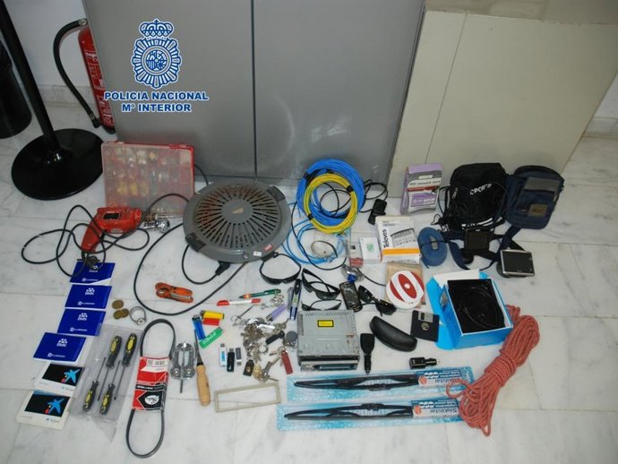 Varios efectos recuperados tras el robo en el interior de coches