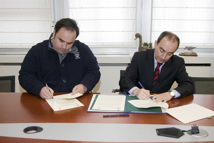 El consejero de Educación, Cultura y Deporte y el alcalde de Castañeda 