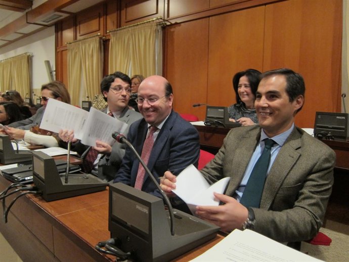 Bellido (izda.) junto a Navas y el alcalde al inicio del Pleno