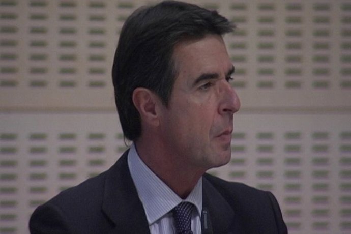 Soria califica de inaceptable la subida de la luz