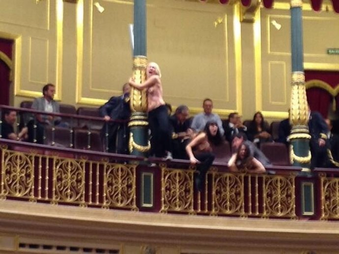 Feministas pro aborto de Femen en el Congreso