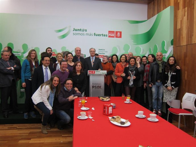 Durán (centro) con cargos órganicos e institucionales del PSOE