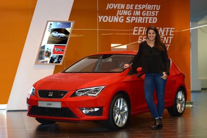 La pluricampeona del mundo de Trial, Laia Sanz, posa con el Seat León SC