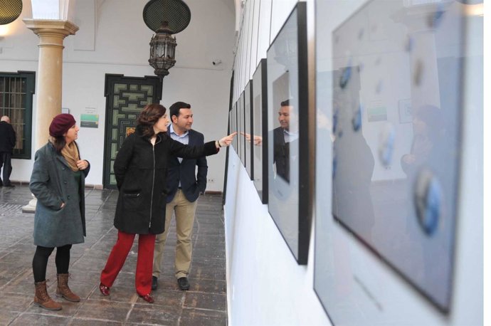 Gracia señala una de las fotografías expuestas