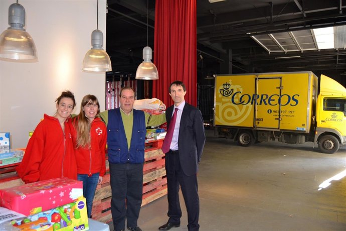 Correos entrega juguetes a Cruz Roja 