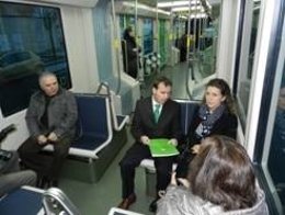 LA CONSEJERA DE MEDIO AMBIENTE, ANA ORREGI EN EL TRANVIA DE VITORIA