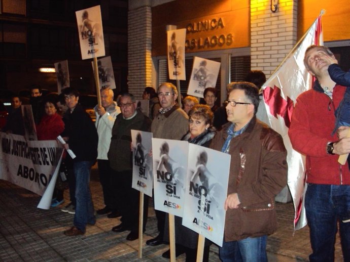 Foto de archivo protesta contra el aborto ante la clínica Los Lagos de Bezana