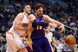 Gasol pelea con Plumlee en el Suns-Lakers