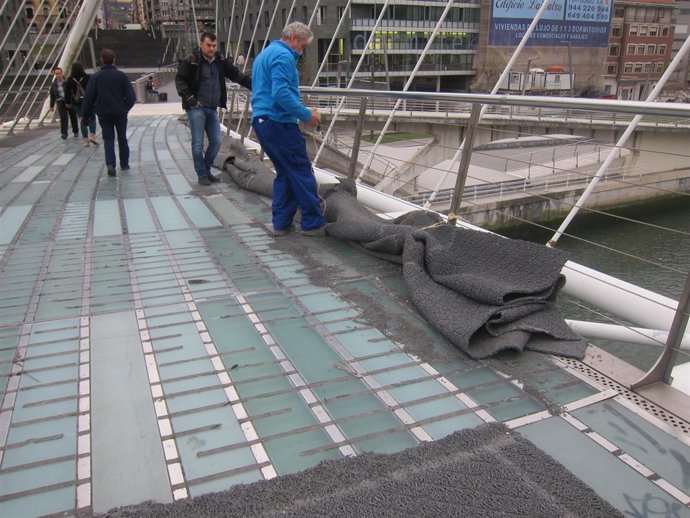 Operarios retiran la alfombra antideslizante de Zubi-Zuri