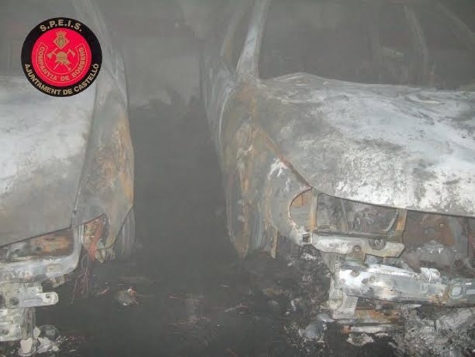 Un incendio calcina varios coches en Castellón