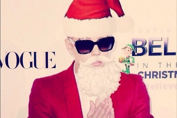 Justin Bieber se pone en la piel de Papá Noel y regala juguetes a sus fans