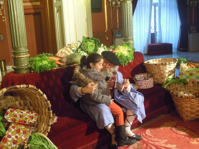 Olentzero recibe a los pequeños en el Arriaga.