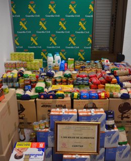 Entrega de alimentos a Cáritas por parte de la Guardia Civil