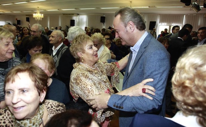 Alberto Fabra visita a beneficiarios de 'No estés solo en Navidad'