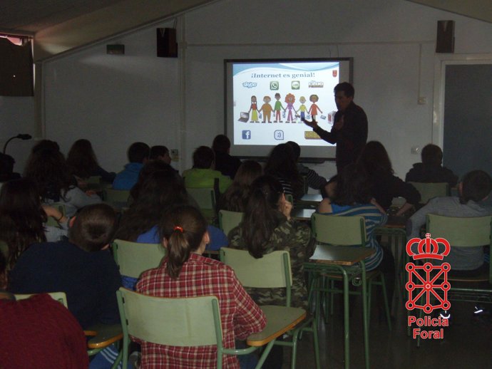 Un agente imparte una charla en un centro educativo.