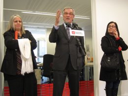 Maite Fandos, Xavier Trias y Àngels Canals visitan servicios sociales Poble Sec