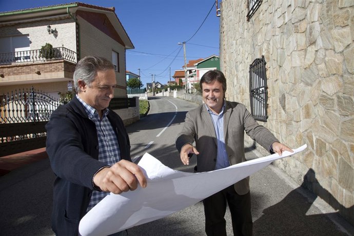 El alcalde y el pedáneo de Muriedas en la calle Marqués de Villapuente