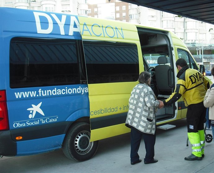 Efectivos de la DYA recogen a una persona mayor