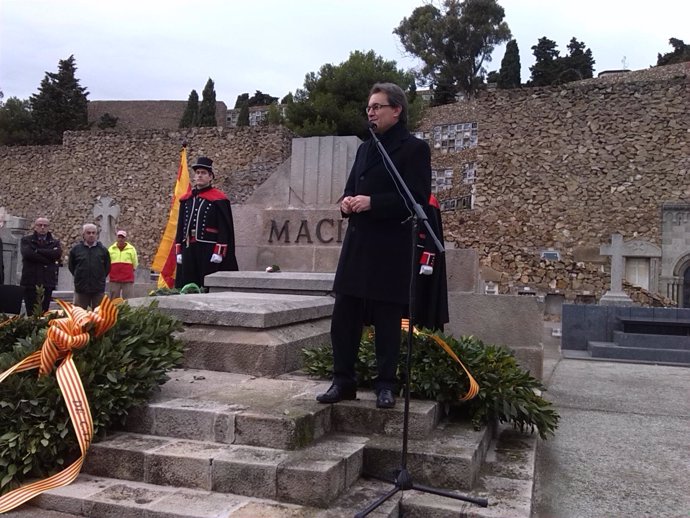 El pte de la Generalitat Artur Mas ante la tumba de Macià