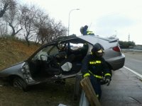 Aparatoso accidente en la M-607, donde un padre y sus dos hijos sufren múltiples contusiones pero sin gravedad