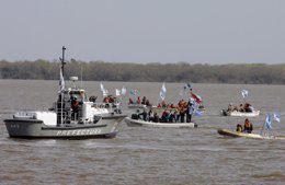 Activistas argentinos en el río Uruguay
