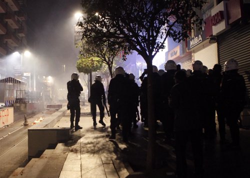 La policía de Turquía dispersa a manifestantes con gases lacrimógenos