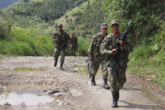 Militares colombianos en busca de guerrilleros de las FARC y el ELN