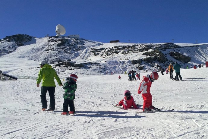 Esquiandores en Sierra Nevada