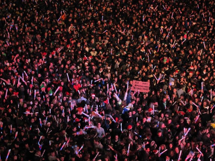 Gente celebra la Nochevieja Universitaria en la Plaza Mayor de Salamanca