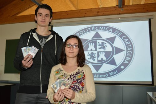 Antonio Martínez, tras la lectura de su Trabajo Fin de Grado, junto a Elena Fern