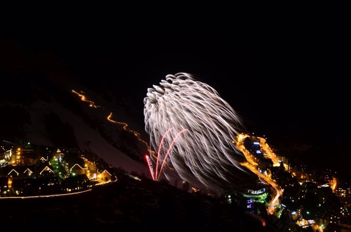 Bajada de antorchas y fuegos artificiales en Baqueia Beret