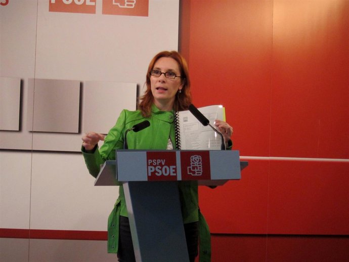 La diputada socialista Eva Martínez en rueda de prensa