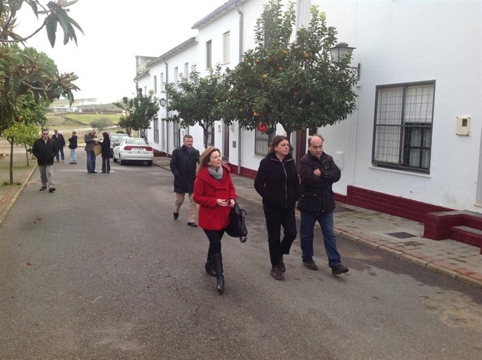 La consejera de Fomento y Vivienda, Elena Cortés, en Encinasola (Huelva).