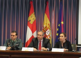 Javier Peña (izq), Martínez Bermejo, y Rosa Urbón (dcha)