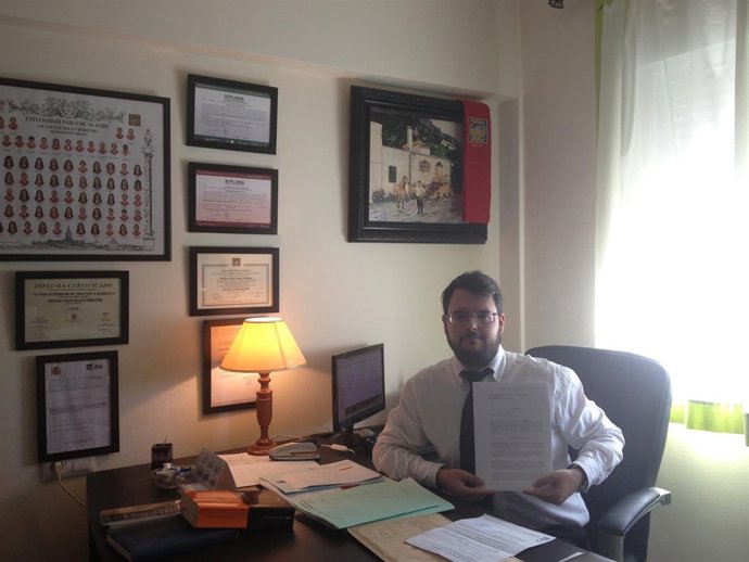 El abogado Juan Carlos Velasco muestra la sentencia condenatoria.