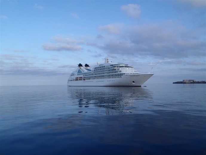 Crucero Seabourn Quest  durante una escala en Ciutadella