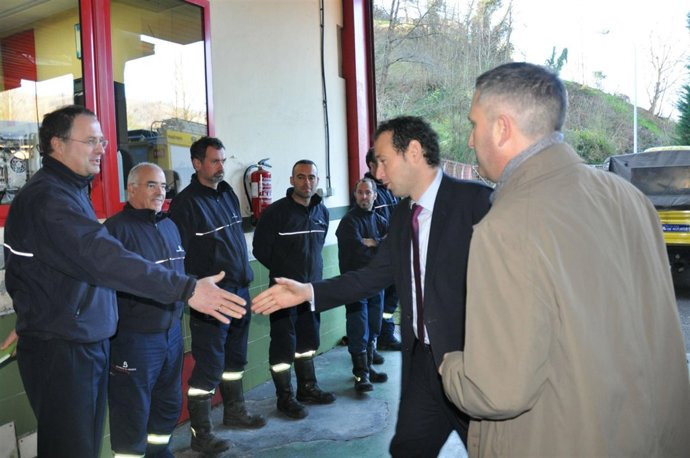 Guillermo Martínez saludó a los bomberos del parque de SMRA. 