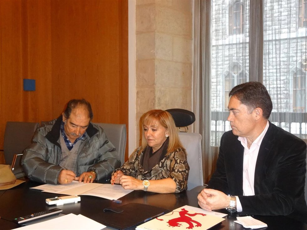 Carrasco (C), el vicepresidente de Diputación (D) y miebro de Fund. Gitana (I)