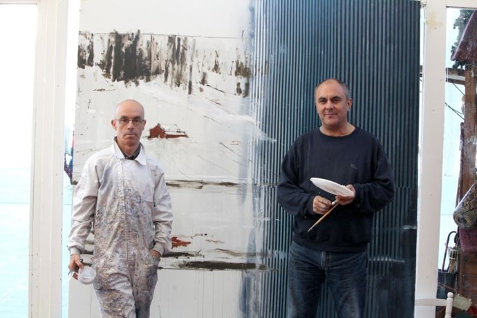 Calo Carratalá y Javier Chapa con el cuadro de fondo