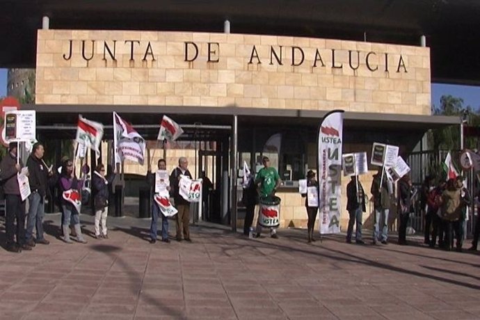 Concentración contra paralización plan chcoque junta monitores escolares