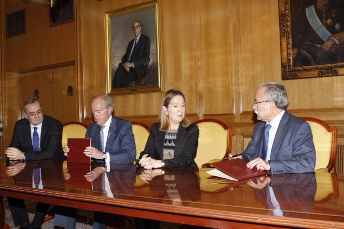 La ministra de Fomento, Ana Pastor, preside la firma del acuerdo 
