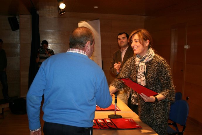 Esther Díaz entrega las llaves de una de las viviendas. 