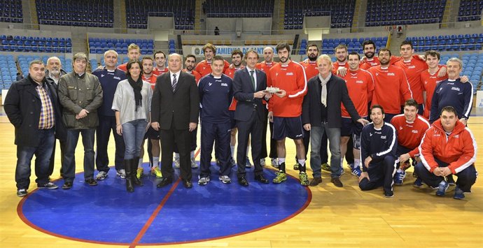 El alcalde con la sección española de balonmano